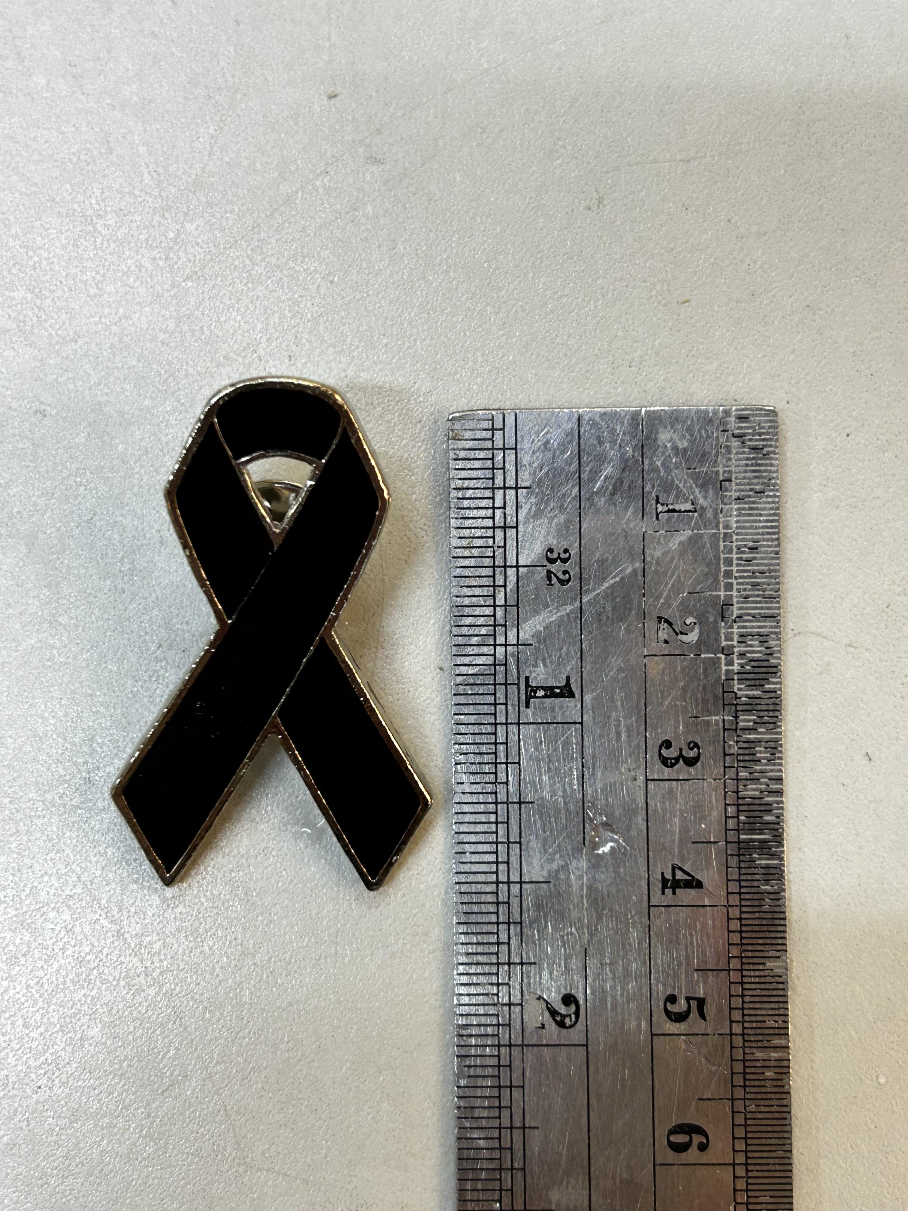 เข็มกลัดโบว์ดำไว้อาลัย โลหะชุบ ชิ้นละ 35.-