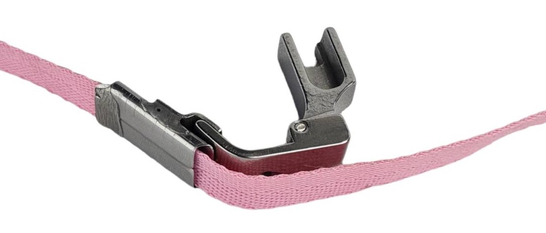 ตีนผีจักรอุตสาหกรรมเข็มเดี่ยวสำหรับใส่เทปก้างปลาดามคอ ขนาด 7/16 ( เทป 10 มิลลิเมตร) ติดตั้งง่ายสามารถปรับซ้ายขวาหรือปรับตำแหน่งเข็ม ได้