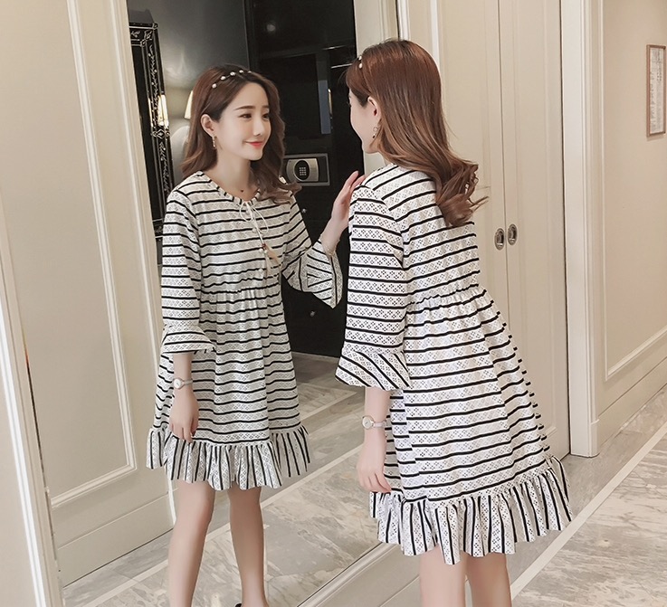 ชุดคลุมท้อง ชุดลุกไม้ฉลุรู แขนระบาย กระดุมเปิดให้นมได้ อกสม๊อค มีเชือกผูก มีซับใน M,L,XL,XXL