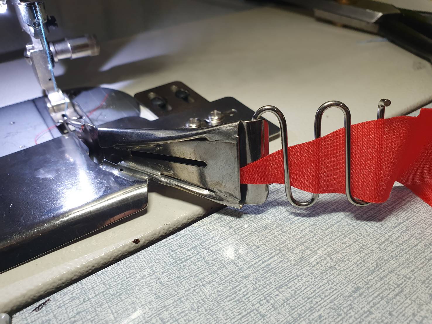 ซองกุ้น ซองกุ๊น ขนาด 20มม ถึง 50 มม แบบอมขอบ จักรเย็บผ้า อุตสหกรรมเข็มเดี่ยวแบบไม่ต้องเปลี่ยนฟันจักร ติดตั้งง่าย