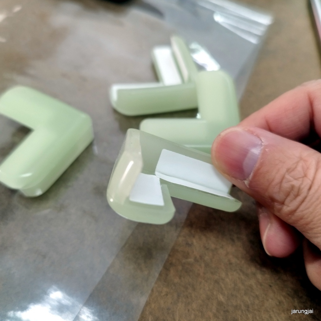 ยางติดมุมโต๊ะ แบบเรืองแสง สำหรับลบมุม ลบคม ซิลิโคนกันชนมุมโต๊ะ มุมเตียง 1 ชิ้น