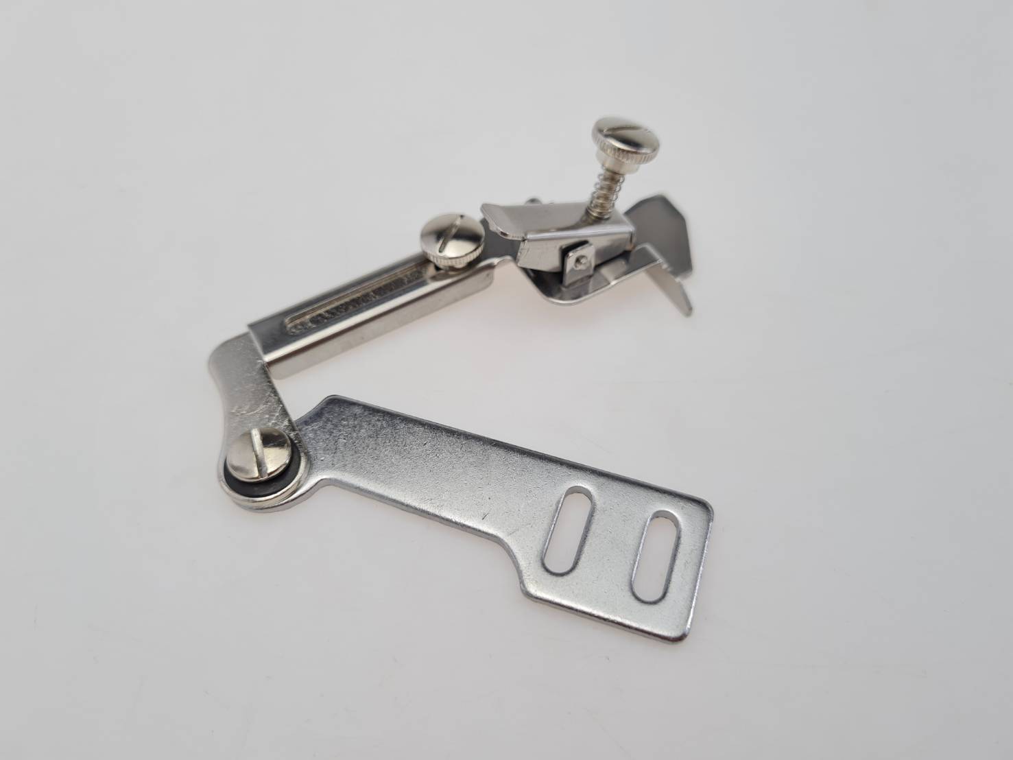 ซองกั้นเย็บสำหรับจักรอุตสาหกรรมเข็มเดี่ยว ซองกุ้น แบบกุ๊นกดผ้าและกั้นขอบผ้าในตัวเดียวกันเหมาะกับช่างเย็บผ้า