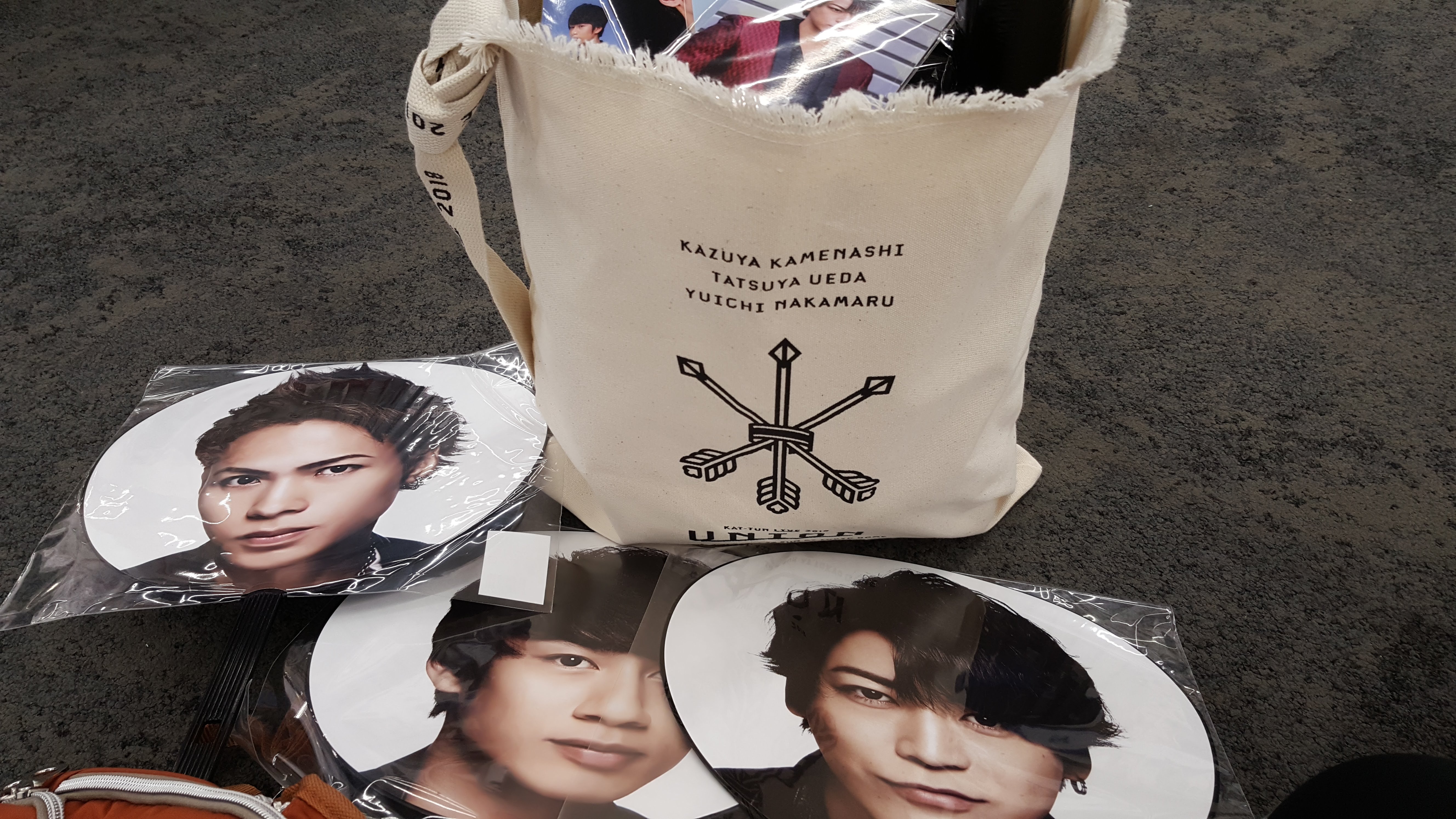 รับหิ้วของหน้าคอน kat-tun