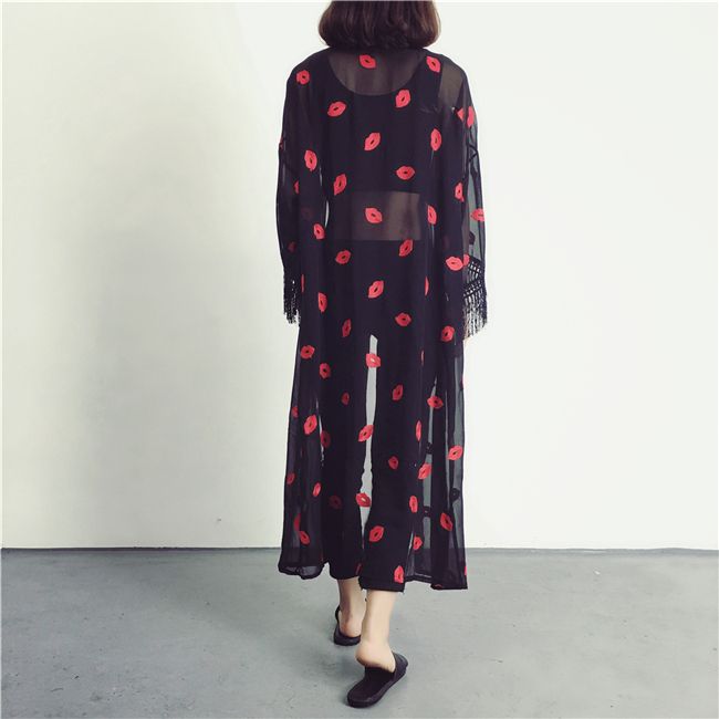 เสื้อคลุมแฟชั่น พร้อมส่ง : เสื้อคลุมสีดำแต่งลายปากสีแดงและพู่ที่ปลายแขน แบบเก๋มากจ้า