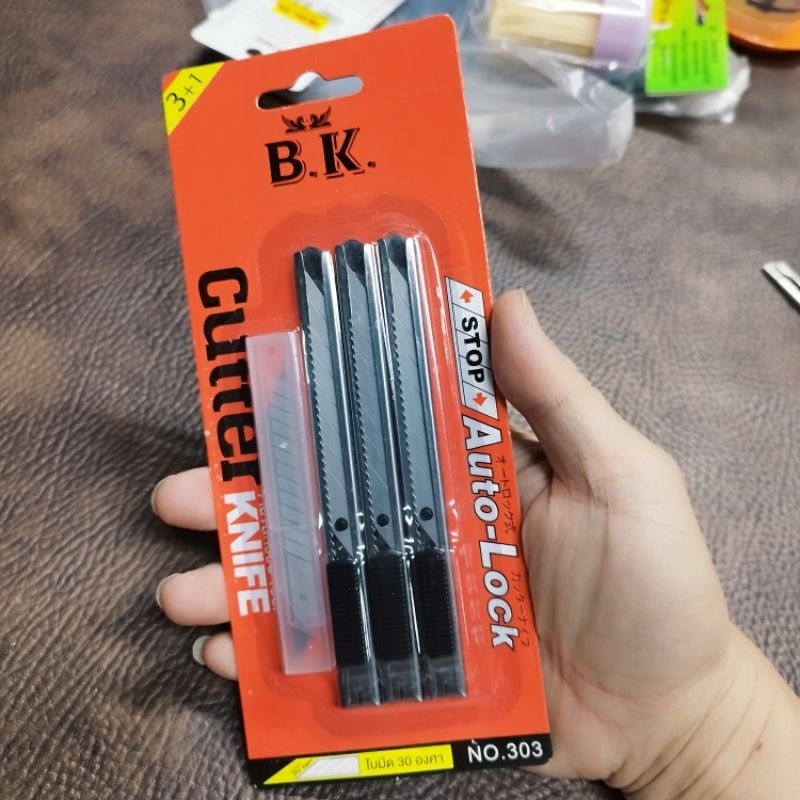 มีดคัตเตอร์ บรรจุ 3 ชิ้น no.303 ใบมีด 30 องศา