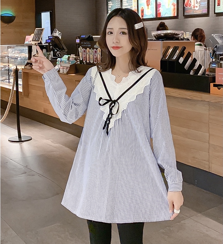เสื้อคลุม แขนยาว ผ้าคอตต้อน แต่งลูกไม้ช่วงอก มีโบว์ผูกด้านหน้า มีเชือกผูกปรับขนาดด้านหลัง