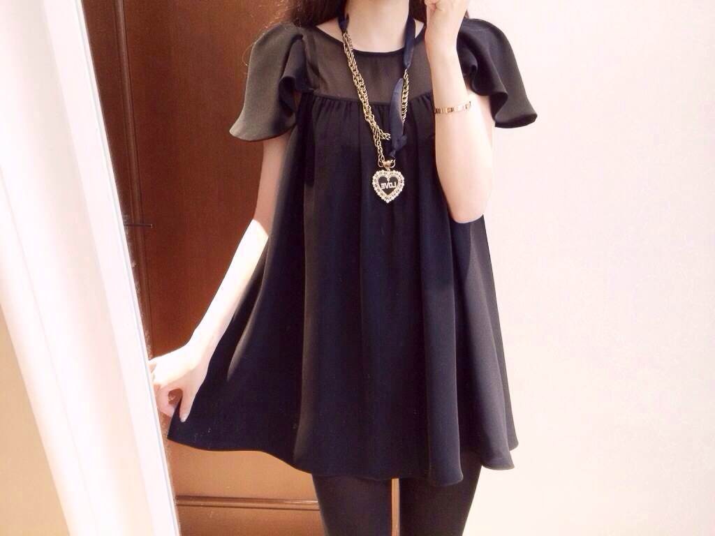 ((พร้อมส่ง)) เสื้อผ้าแฟชั่นผู้หญิง : เดรสสีดำ แต่งเว้าไหล่ กระโปรงพริ้วๆ น่ารัก น่ารักจ้า