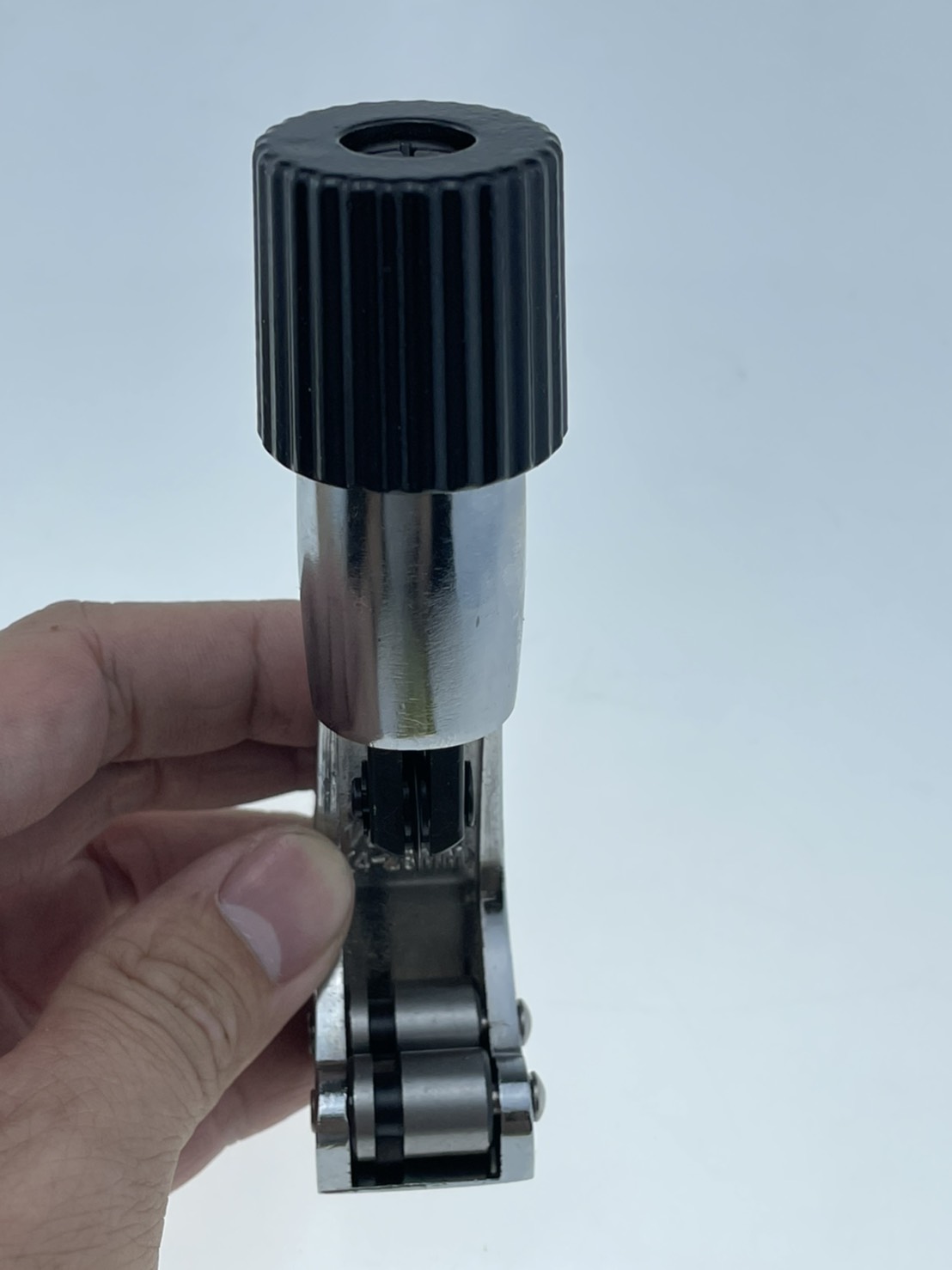 ตัวตัดรางผ้าม่านแบบกลมสำหรับท่อเหล็ก และท่ออลูมิเนียม ใช้งานง่ายไม่ต้องใช้ใบเลื่อย รอยตัดเรียบไม่ฉีกขาด สำหรับร้านผ้าม่านและ ช่างผ้าม่าน