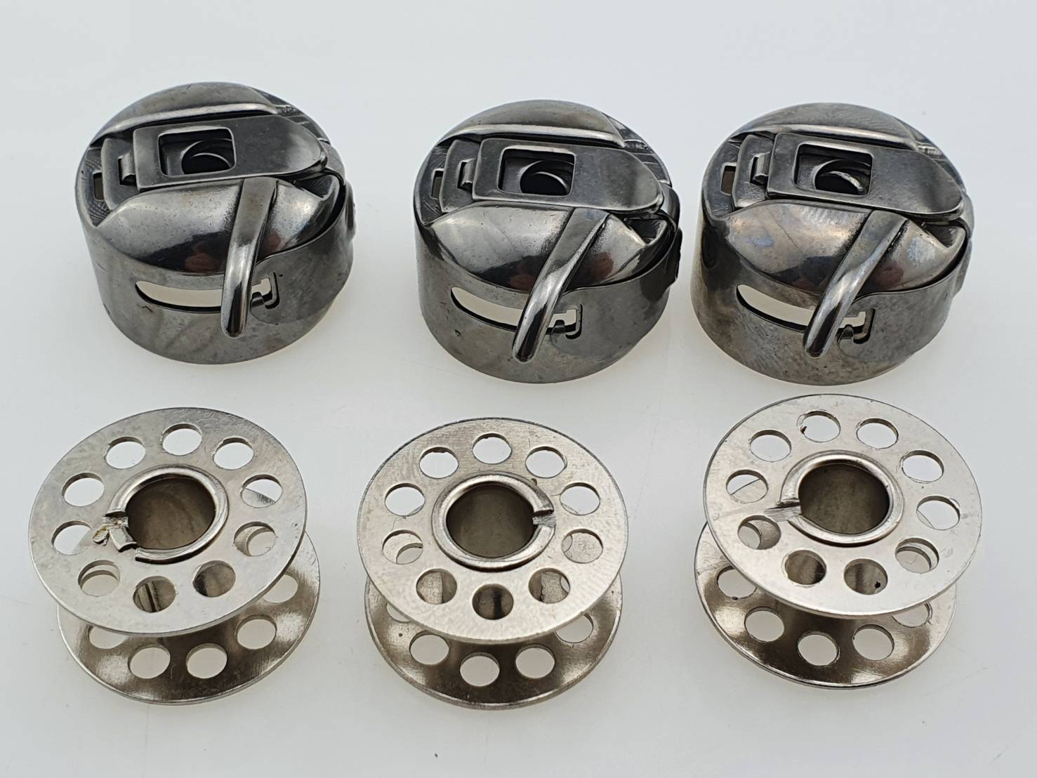 กะโหลกและกระสวยจักรหัวดำ เป็นกะโหลกคุณภาพดีสำหรับจักรเย็บผ้าหัวดำ