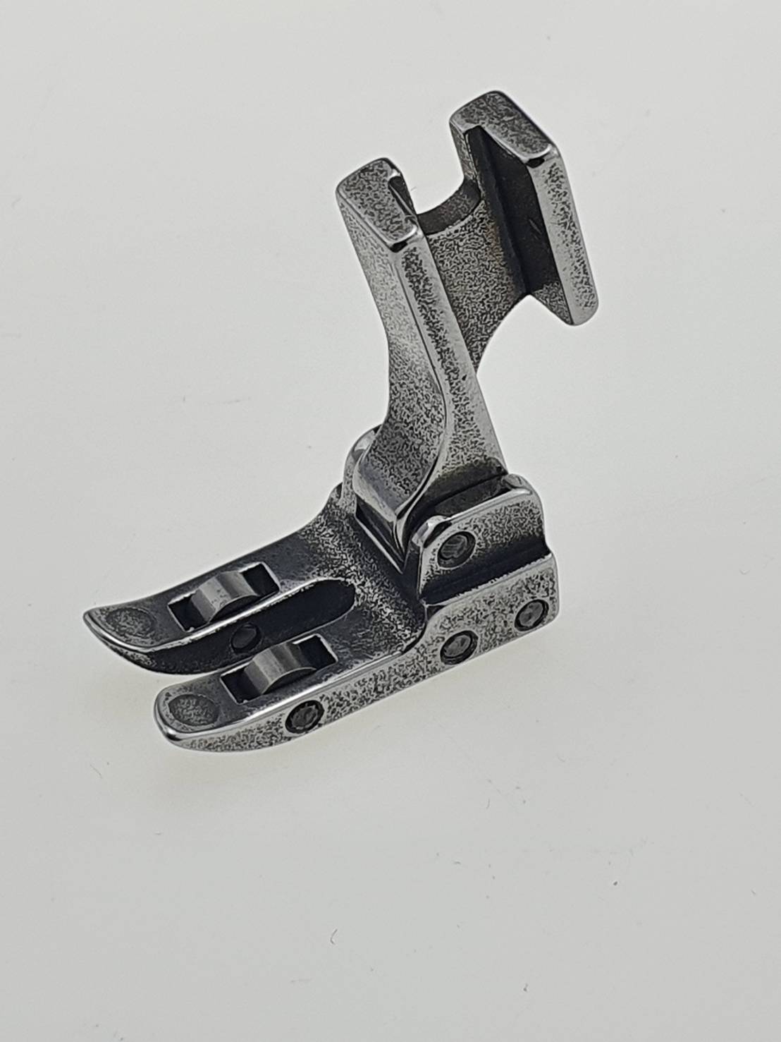 ตีนผีลูกล้อ SPK-3 สำหรับจักรอุตสาหกรรมเข็มเดี่ยว สำหรับเย็บงาน ผ้าหนา งานผ้าใบ งานผ้าม่าน งานเย็บหนังต่าง ๆ ช่วยทำให้เย็บงานลื่น