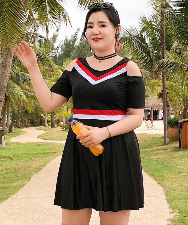 ชุดว่ายน้ำคนอ้วน 7xl พร้อมส่ง :ชุดว่ายน้ำไซส์ใหญ่สีดำเว้าไหล่แต่งลายทาง มีกางเกงขาสั้นแบบสวยมากๆจ้า:รอบอก40-50นิ้ว เอว36-48นิ้ว สะโพก42-54นิ้วจ้า