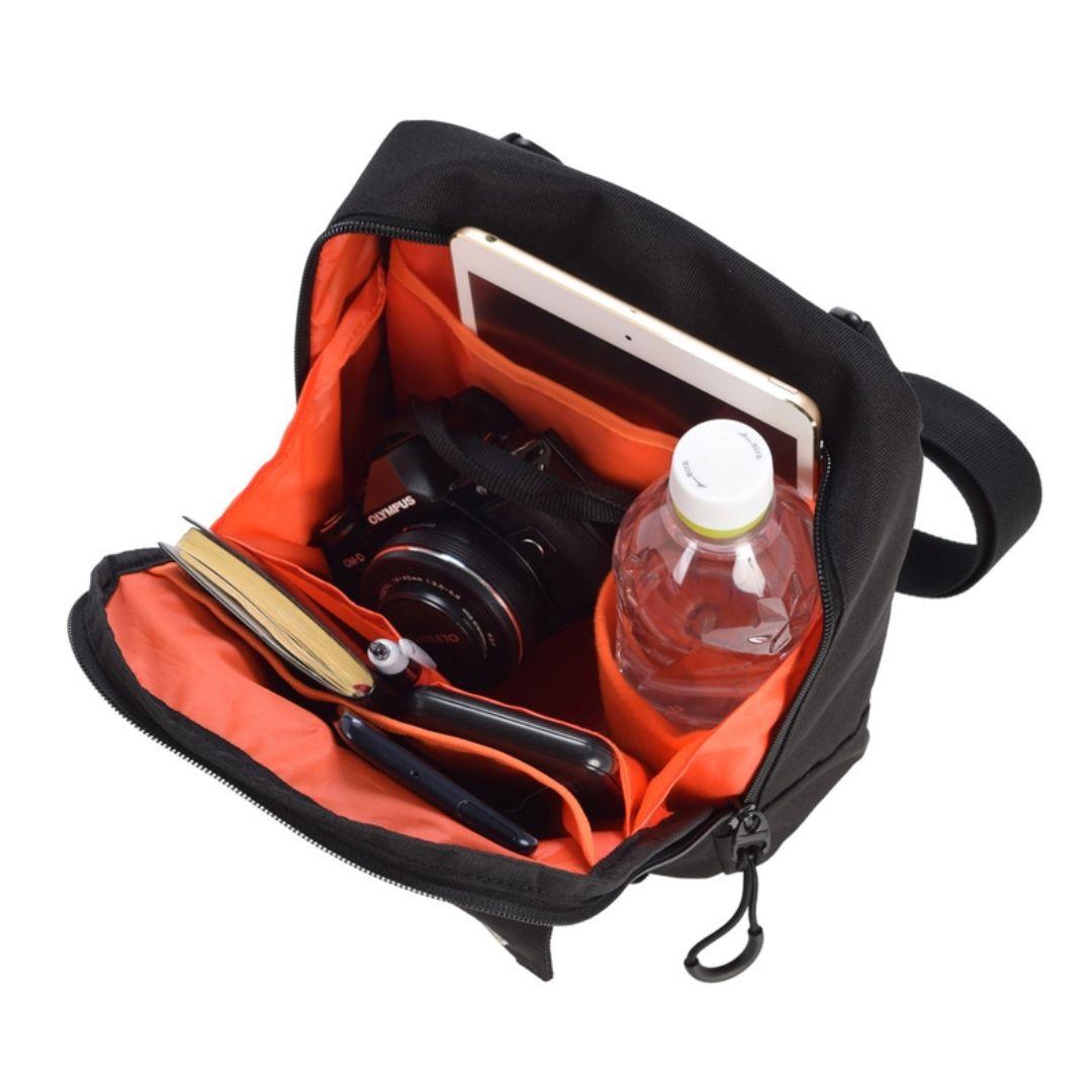 [PRE-ORDER] กระเป๋ากล้อง Coleman x ETSUMI (Black) Shoulder Bag กระเป๋าทรงสี่เหลี่ยมจตุรัส สีดำ กระเป๋าสะพาย โคลแมน นำเข้าจากญี่ปุ่น コールマン スクエアショルダー CO-8776