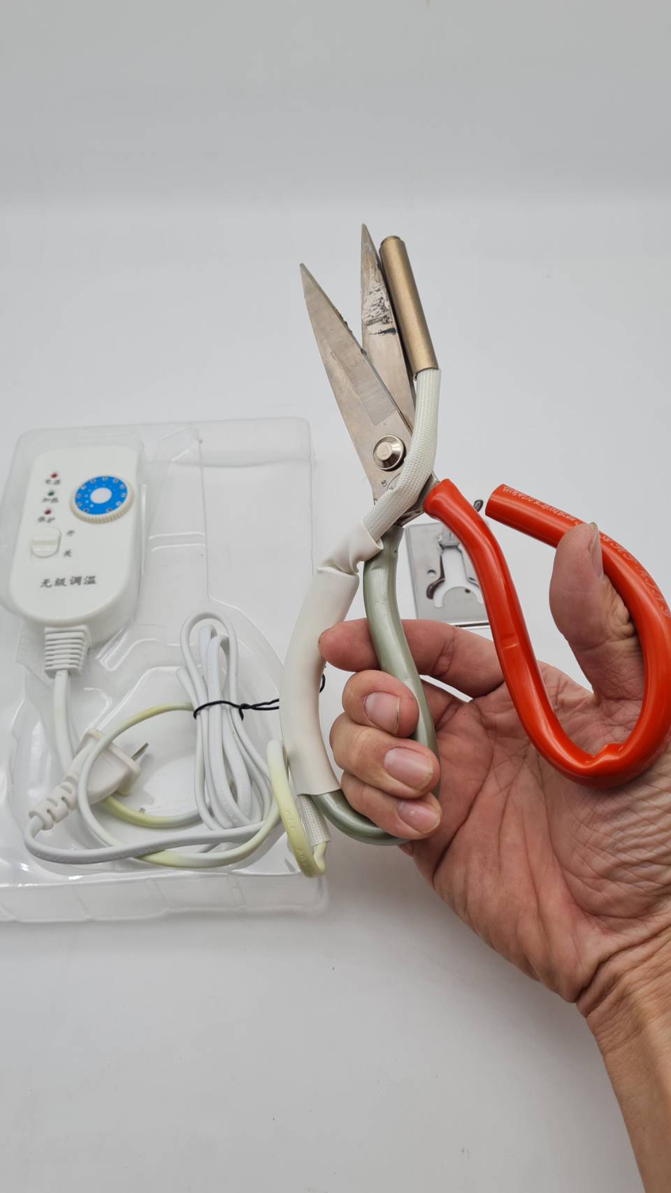 กรรไกรความร้อน Heat scissor เครื่องมือที่ช่วยให้การตัดผ้าของคุณเป็นเรื่องง่าย ขอบเรียบไม่รุ่ย