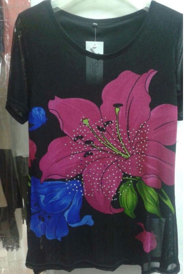 เสื้อผ้าแฟชั่นผู้หญิงพร้อมส่ง : เสื้อแฟชั่นสีดำแต่งลายดอกไม้สีชมพูสดใส น่ารักมากๆจ้า
