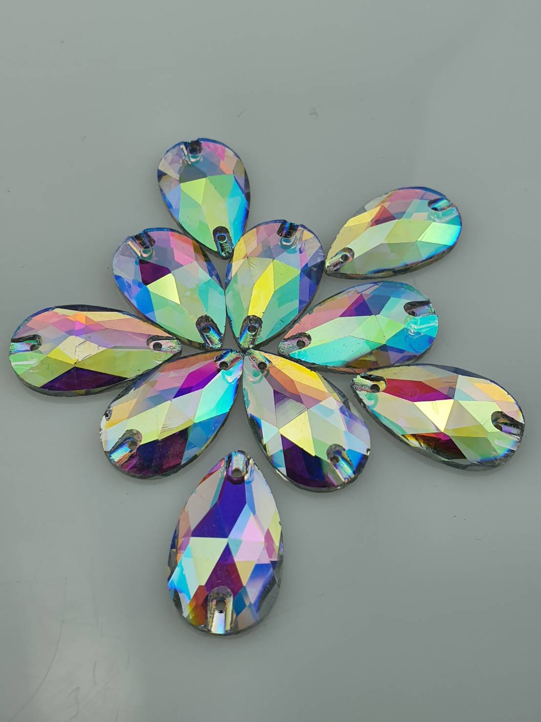 คลิสตัลน้ำมันก๊าด คริสตัลหยดน้ำสีรุ้ง คริสตัลหยดน้ำแบบเย็บสำหรับชุดลิเก หมอลำใช้ในงานเครื่องประดับต่างๆ