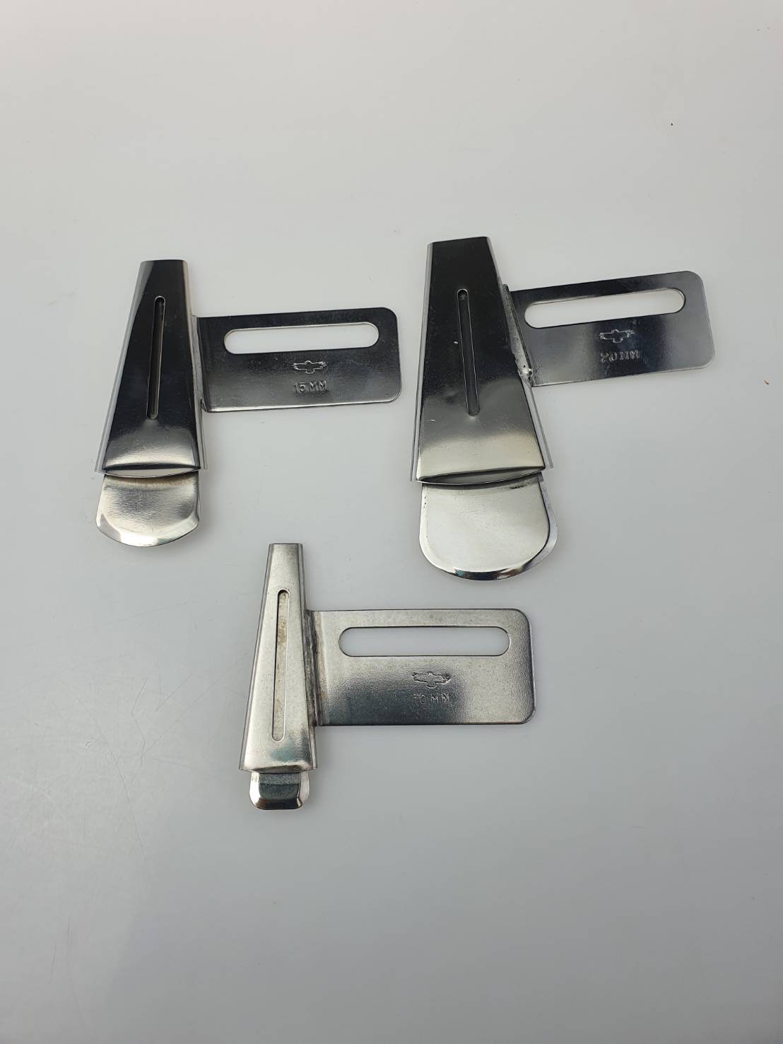 ซองกุ้นหูกางเกงจักรลาอุตสาหกรรมสำหรับเย็บหูกางเกงขนาดมาตรฐาน 10,15 และ 20มิลลิเมตร