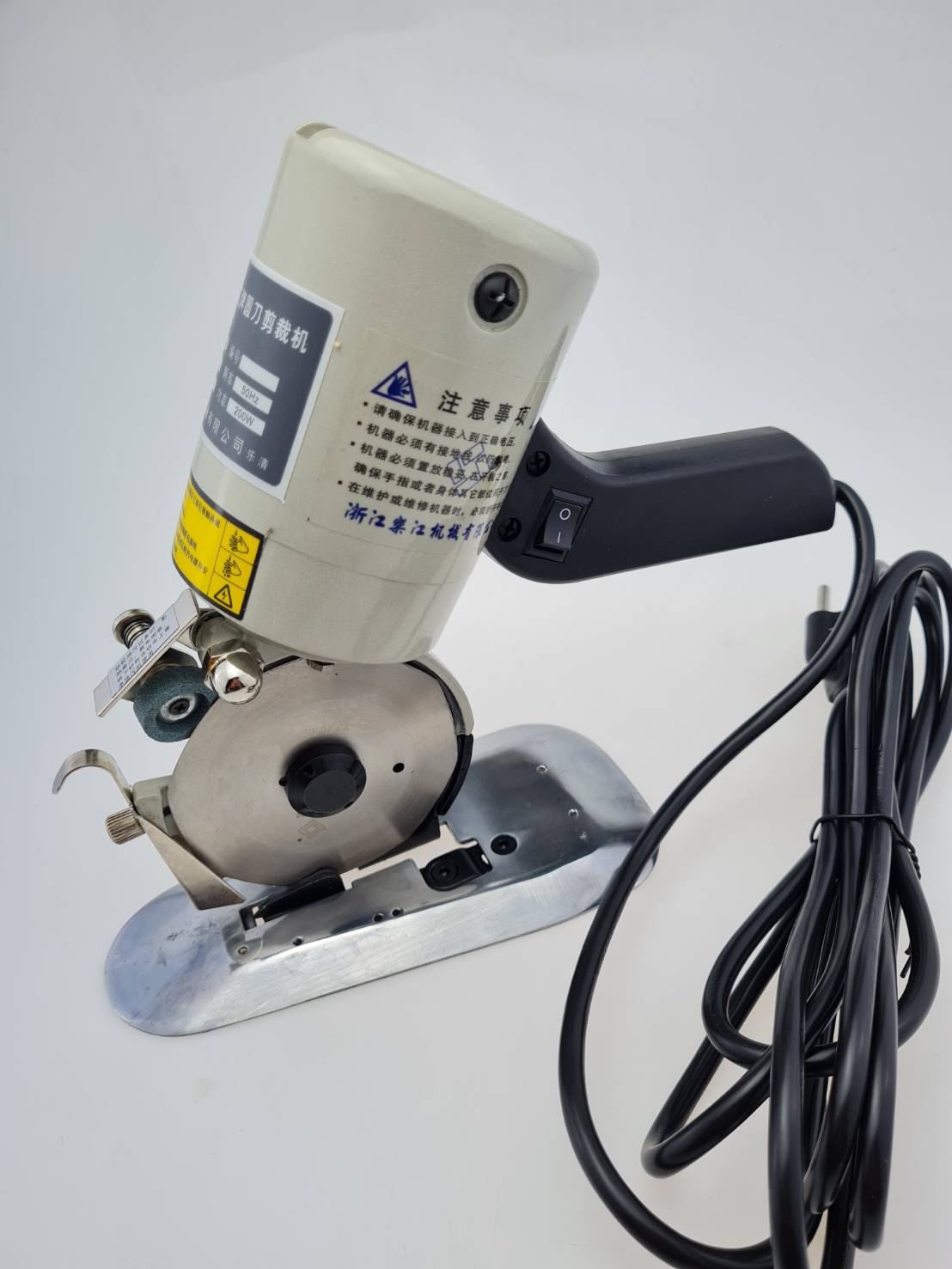 เครื่องตัดผ้าใบมีกลม เครื่องตัดผ้าไฟฟ้าใช้งานง่ายสามารถตัดผ้าหนาได้ด้วยมีหลายขนาดให้เลือก