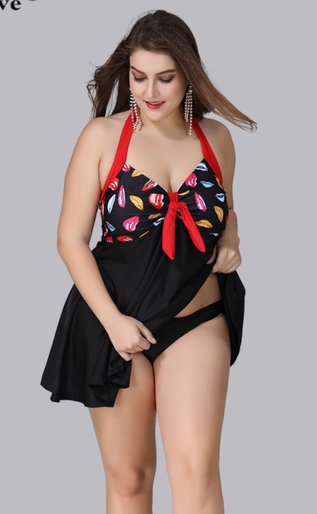 ชุดว่ายน้ำคนอ้วน ทูพีชพร้อมส่ง :ชุดว่ายน้ำไซส์ใหญ่สีดำผูกคอแต่งลายรูปปาก มีกางเกงใส่ด้านในสีสันสดใสแบบเก๋สวยมากๆจ้า.:รอบอก40-52นิ้ว เอว44-52นิ้ว สะโพก44-54นิ้ว