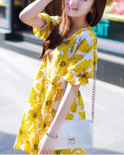 เสื้อผ้าแฟชั่นผู้หญิงพร้อมส่ง : เดรสสีเหลือง แต่งลายดอกไม้สีสันสดใส น่ารักมากๆจ้า