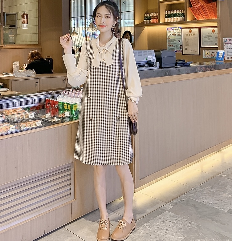 เอี๊ยมกระโปรงคลุมท้องลายสก๊อตแขนยาว ช่วงคอไขว้เป็นโบว์ แต่งด้วยกระดุม ลุคดูดี น่ารัก เรียบหรู M,L,XL,XXL