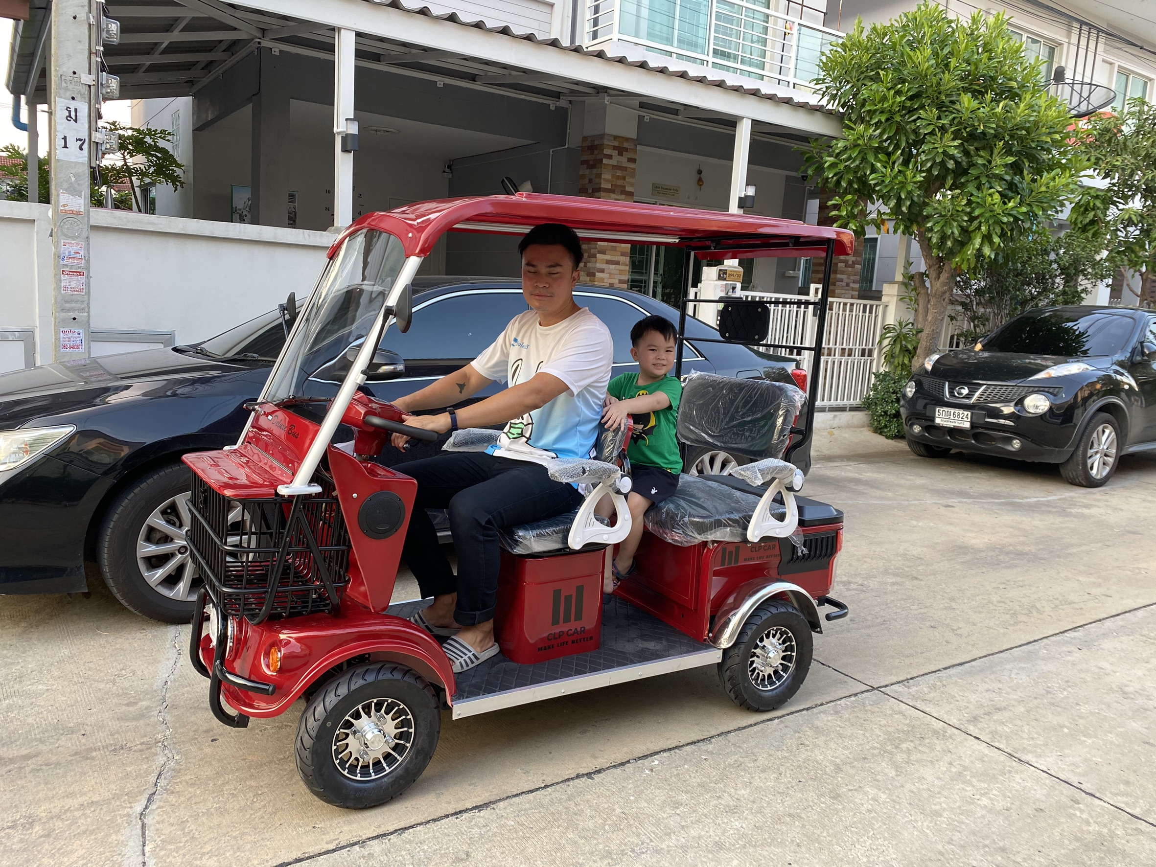 รถไฟฟ้า 4 ล้อ 3 ที่นั่ง รุ่น M-01 ยี่ห้อ CLP CAR สีแดง ขับแฮนด์บิด