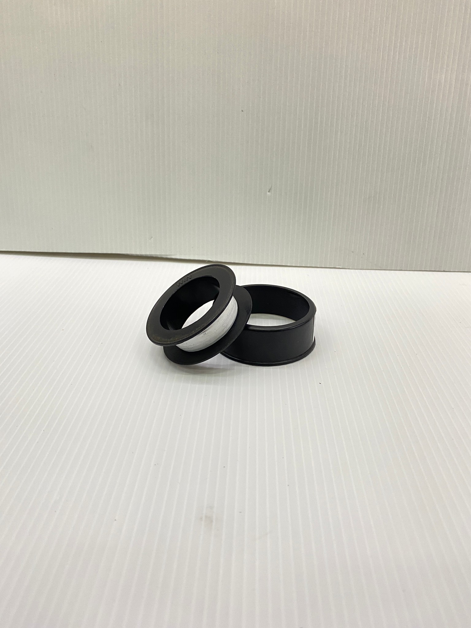 เทปพันเกลัยว 5m.x16mm. ตลับดำ ตรา Win