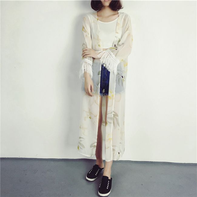 เสื้อคลุมแฟชั่น พร้อมส่ง : เสื้อคลุมสีขาวแต่งลายดอกไม้สีสันสดใสและพู่ที่ปลายแขน แบบเก๋มากจ้า