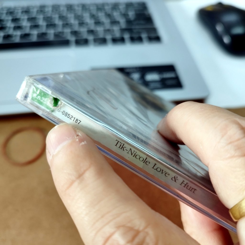 vcd Tik Nicole นิโคล เทริโอ้ ติ๊ก ชิโร่ Love Hurt karaoke vcd gmm นเจาะกล่องลดราคา กล่องแตกร้าว ด้านหลัง