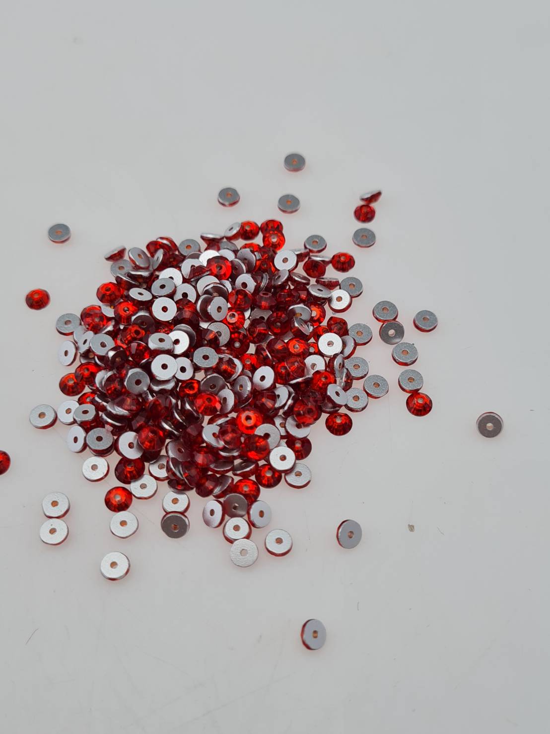 เพชรรู คริสตัลรูสำหรับเย็บหรือสอยติดกับเสื้อ คริสตัลรูใช้สอยด้วยเข็มและด้ายสวยเรียบหรูมีหลายสีให้เลือก