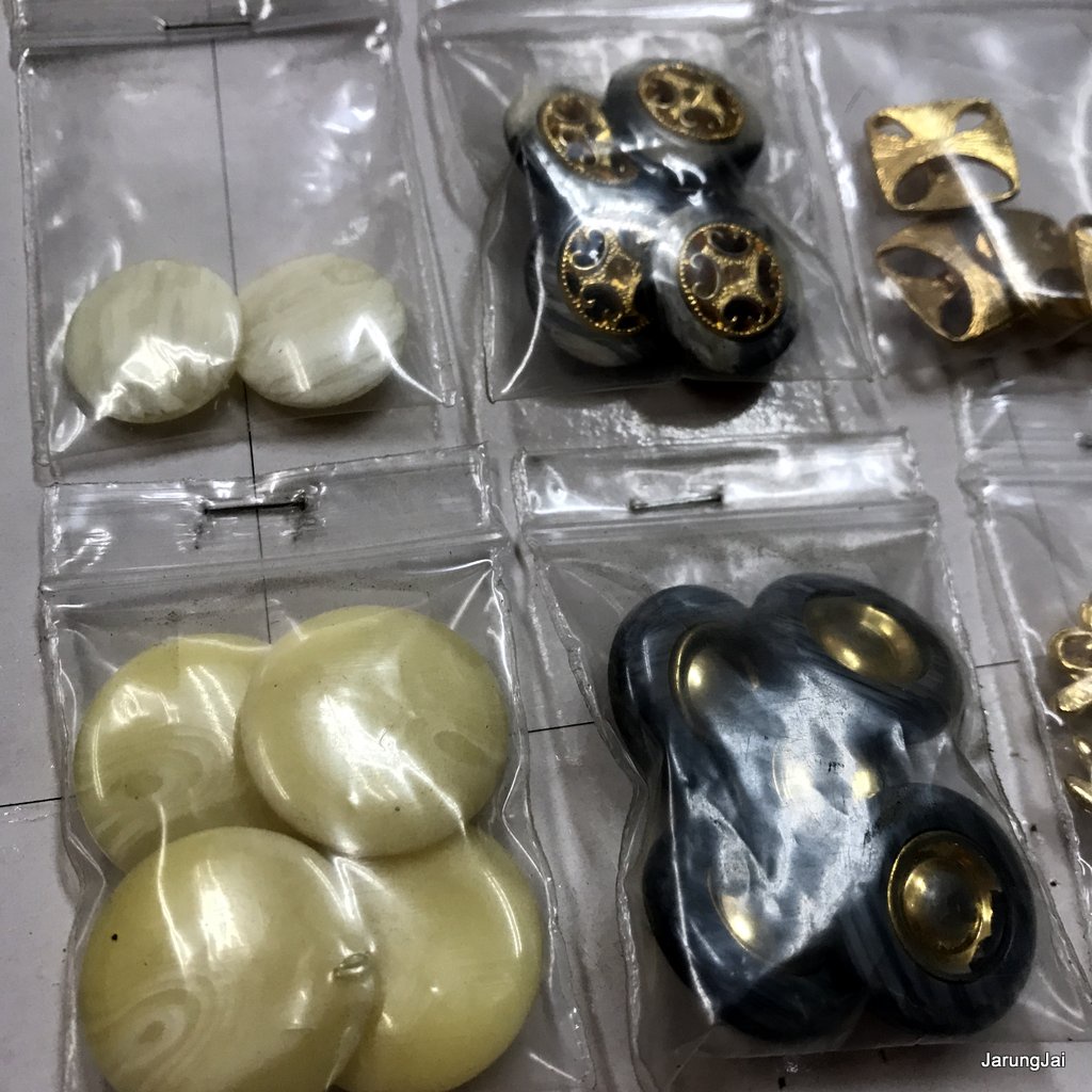 กระดุม เสื้อผ้าผู้หญิง ขายเหมา 13 แบบ รวม 50 กว่าเม็ด ของสะสม ลดราคาพิเศษ