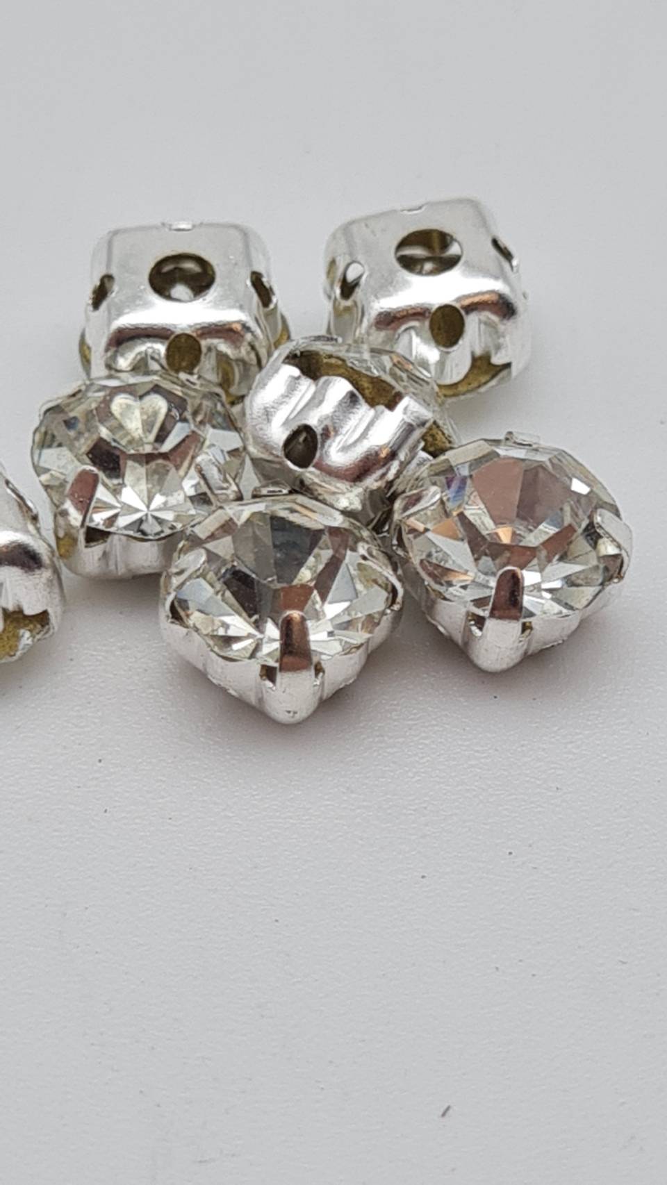 เพชรคริสตัลก้นแหลมสีใส พร้อมหนามเตย ประกอบมากับเม็ดคริสตัลเรียบร้อยพร้อมใช้งาน คริสตัลก้นแหลมหนามเตย