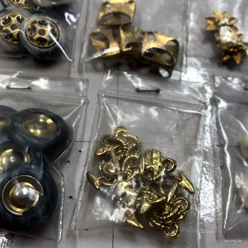 กระดุม เสื้อผ้าผู้หญิง ขายเหมา 13 แบบ รวม 50 กว่าเม็ด ของสะสม ลดราคาพิเศษ