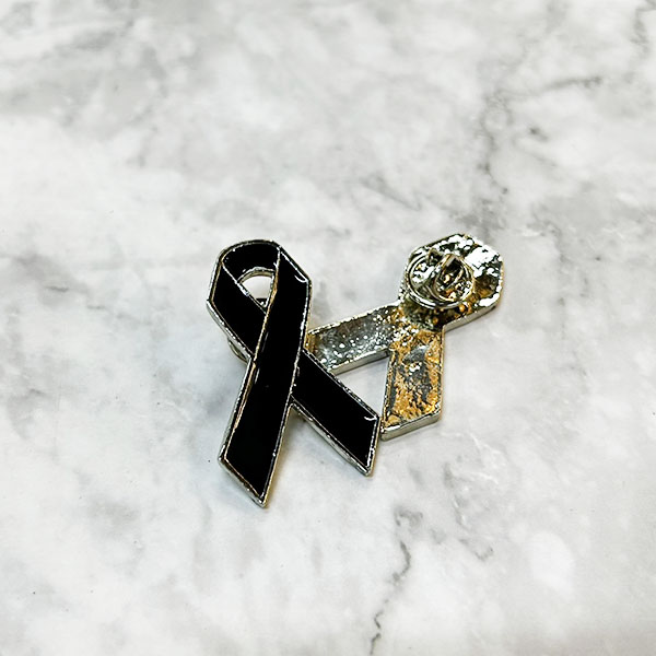 เข็มกลัดโบว์ดำไว้อาลัย โลหะชุบ หลัง ปีกผีเสื้อ ชิ้นละ 25.- (โรงงานไทย)