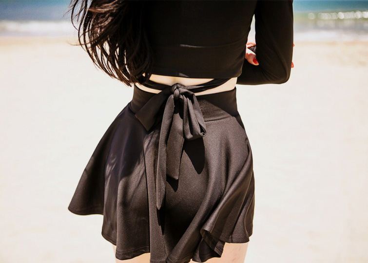 ชุดว่ายน้ำทูพีช พร้อมส่ง:ชุดว่ายน้ำสีดำแขนยาวผูกโบว์ด้านหลัง กระโปรงมีกางเกงใส่ด้านในแบบเก๋น่ารักมากๆจ้า:รอบอก30-38นิ้ว เอว30-38นิ้ว สะโพก30-38นิ้ว