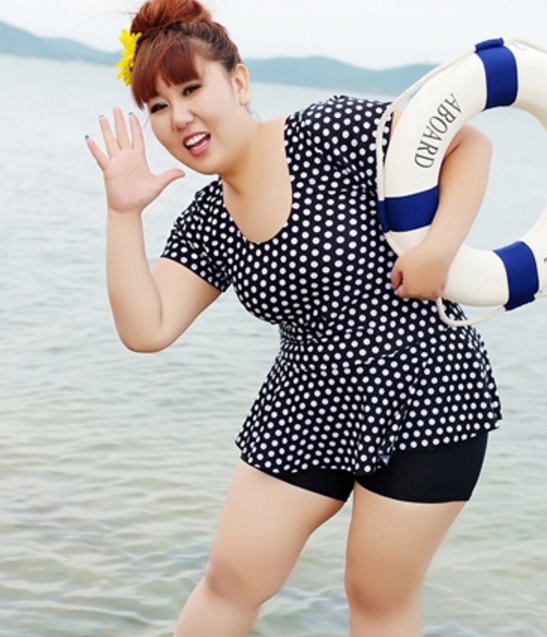 ชุดว่ายน้ำคนอ้วนพร้อมส่ง : ชุดว่ายน้ำแฟชั่นสีดำแต่งลายจุดขาวแบบเก๋ กางเกงขาสั้นใส่ด้านในน่ารักมากๆจ้า:รอบอก38-48นิ้ว เอว36-46นิ้ว สะโพก40-50นิ้วจ้า
