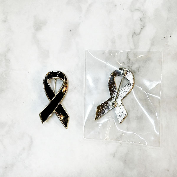 เข็มกลัดโบว์ดำไว้อาลัย โลหะชุบ หลัง เข็มกลัด ชิ้นละ 30.- (โรงงานไทย)