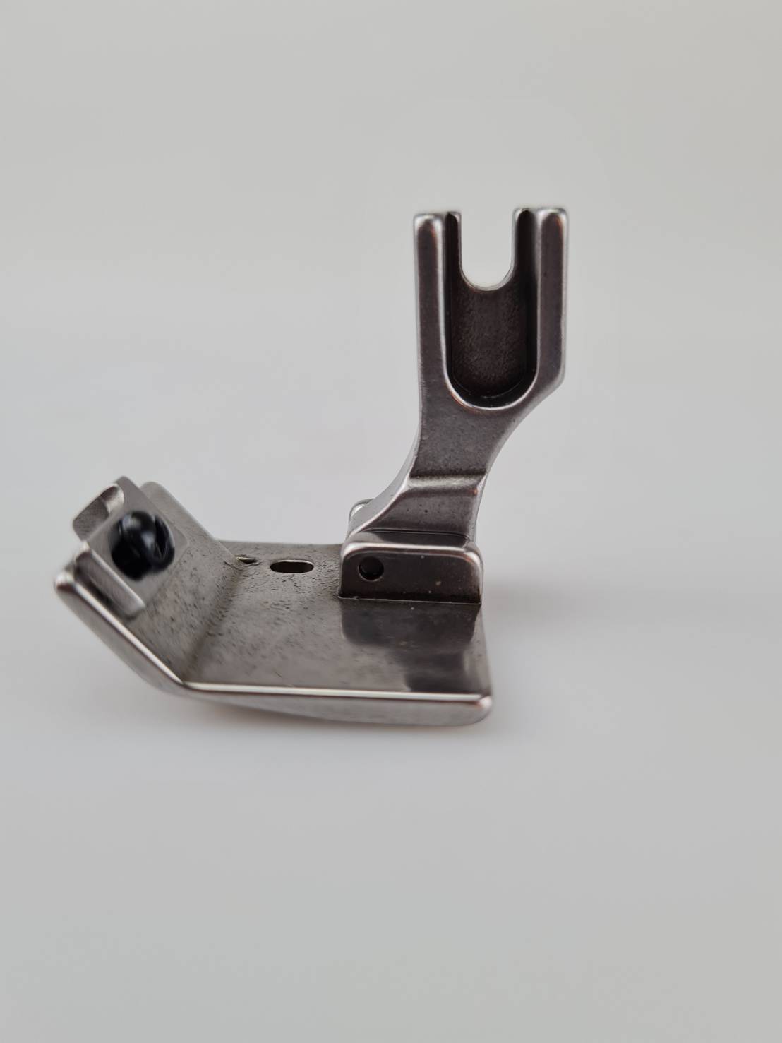 ตีนผีหน้าใหญ่ แบบ T9 สำหรับจักรอุตสาหกรรมเข็มเดี่ยวสามารถกั้นขอบผ้าขณะทำการเย็บได้ช่วยให้เราสามารถเย็บชิ้นงานได้ตรงมากยิ่งขึ้น สามารถปรับขนาดกั้นได้