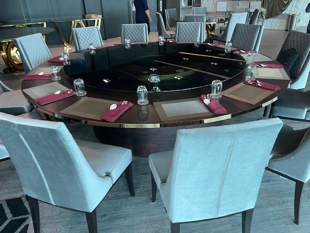 Trp. โต๊ะกลม ขอบคิ้วทอง ขนาด 280 ซม.พร้อมชุดจานหมุนอาหาร กระจกกรม 200 ซม.ฐานรองหมุนไฟฟ้าถ่านชาร์ทรีโมท 1 ชุด