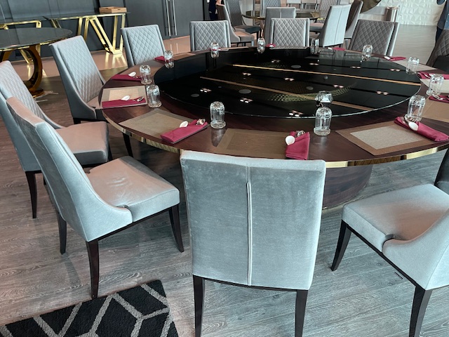 Trp. โต๊ะกลม ขอบคิ้วทอง ขนาด 280 ซม.พร้อมชุดจานหมุนอาหาร กระจกกรม 200 ซม.ฐานรองหมุนไฟฟ้าถ่านชาร์ทรีโมท 1 ชุด