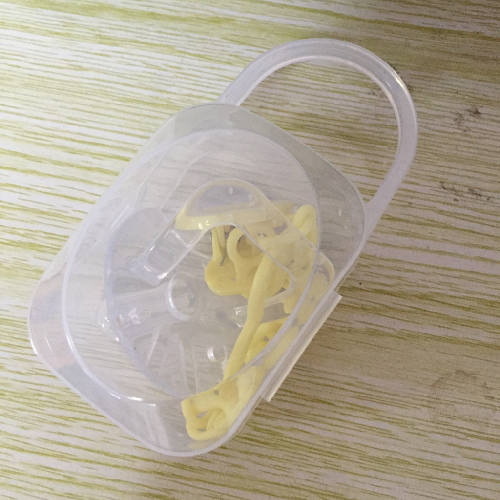 กล่องเหลี่ยมเล็ก มีหูแขวน กล่องใส่จุกนมหลอก กันฝุ่นพกพา ไม่รวมสินค้าภายในกล่อง