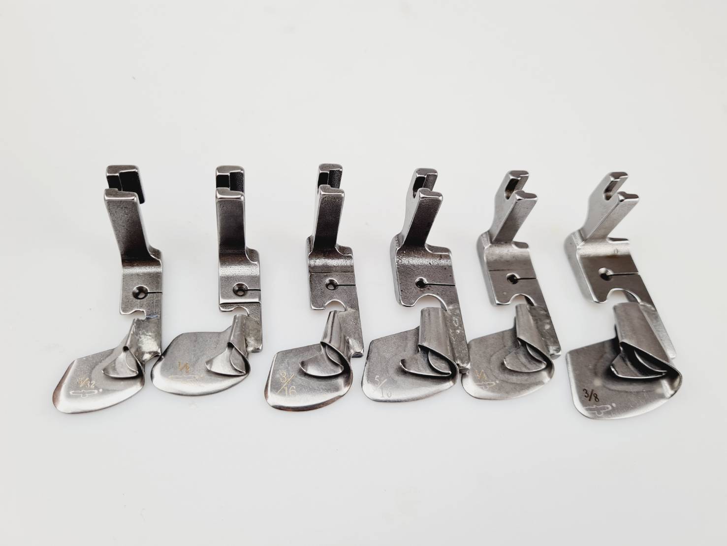 ตีนผีจักรอุตสาหกรรมเข็มเดี่ยวแบบพับชายมีแบบผ้าบางงานทั่วไปและตีนผีพับชายผ้าหนา ถึงหนามาก ตีนผีม้วนชายซองพับชาย ซองพับสาบเสื้อ