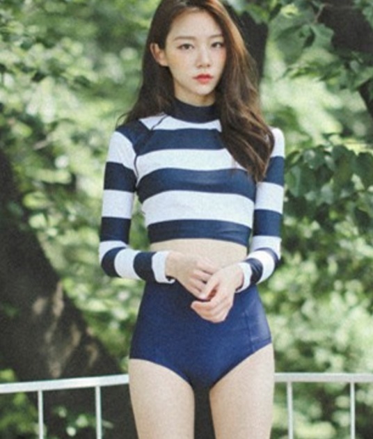 2 Piece พร้อมส่ง:ชุดแฟชั่นว่ายน้ำสีน้ำเงินแต่งลายทางสีขาวแขนยาวและกางเกงสีสันสดใสน่ารักมากๆจ๊ะ:รอบอก28-36นิ้ว เอว26-30นิ้ว สะโพก32-38นิ้วจ้า