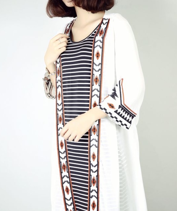เสื้อคลุมแฟชั่น พร้อมส่ง : เสื้อคลุมสีขาวแต่งขอบลายโบฮีเมียน แบบเก๋มากจ้า