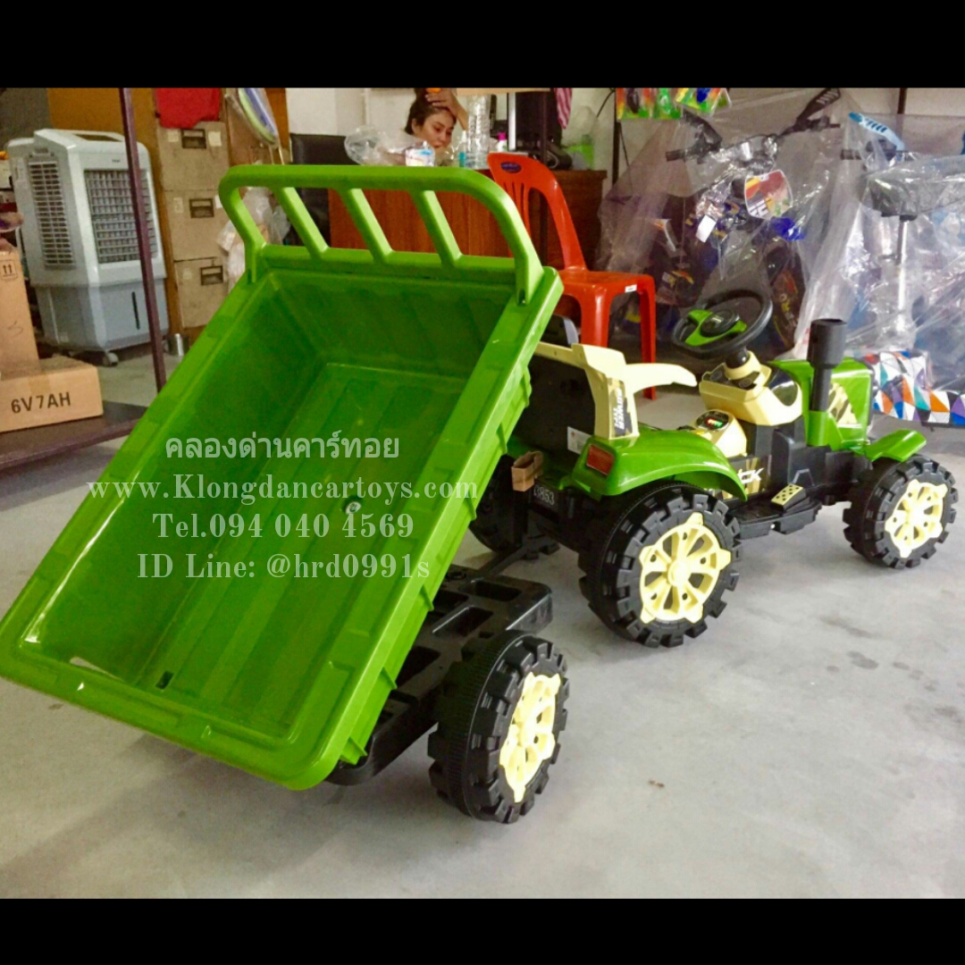 รถเด็กแทคเตอร์แบตเตอรี่*ต่อบูลทูธมือถือได้, ตัวพ่วงมีดัมโช้คถอดได้*(เบาะหนังนิ่ม, 2มอเตอร์, เล่นusb มีเสียงสตร์าท แตร มีเพลงในตัว และมีไฟ วิ่งได้จริง)