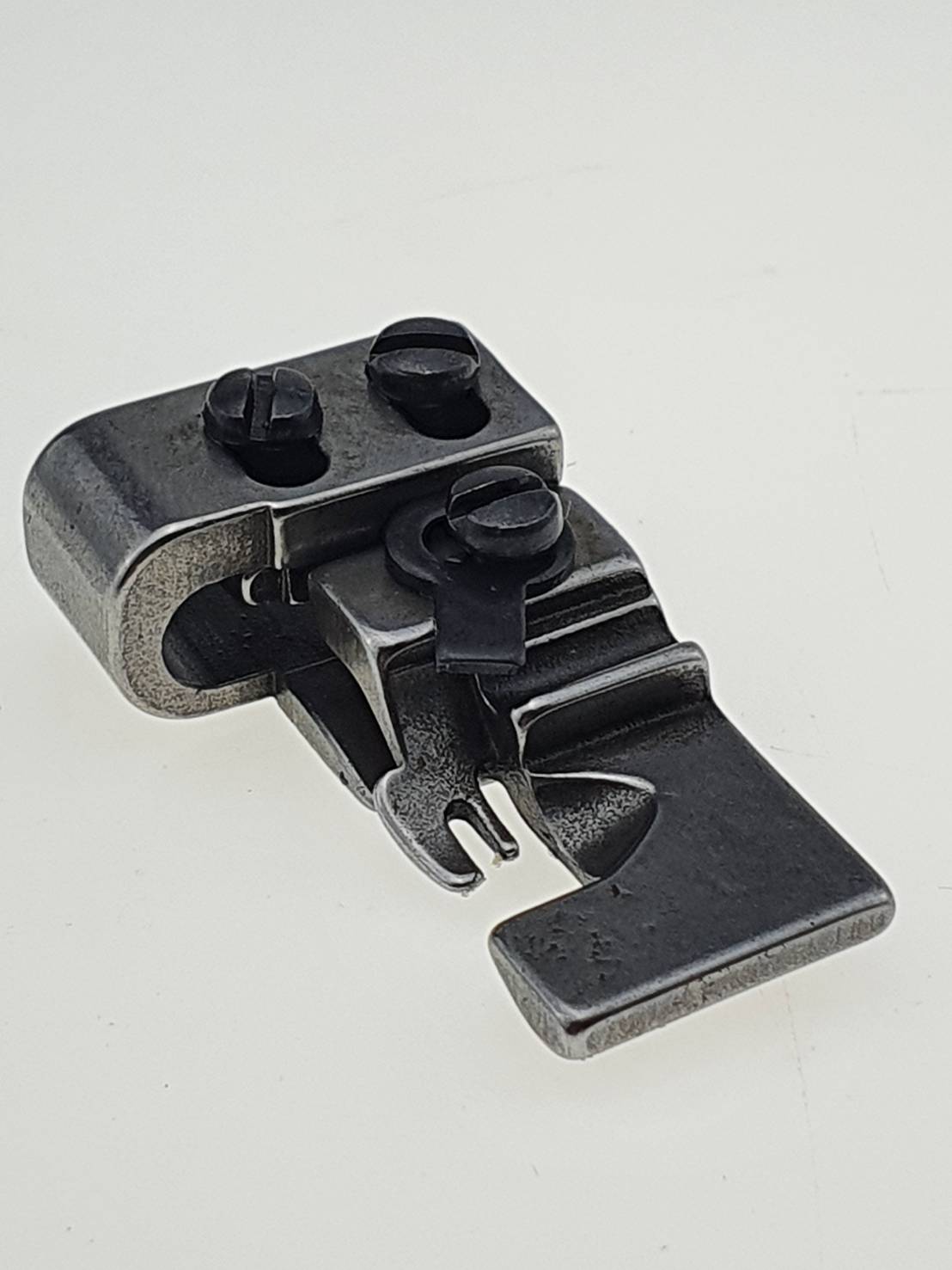 ตีนผีเย็นย่นจักรโพ้ง 4 เส้น จักรอุตสาหกรรม เย็บย่นผ้าล่างผ้าบนไม่ย่น