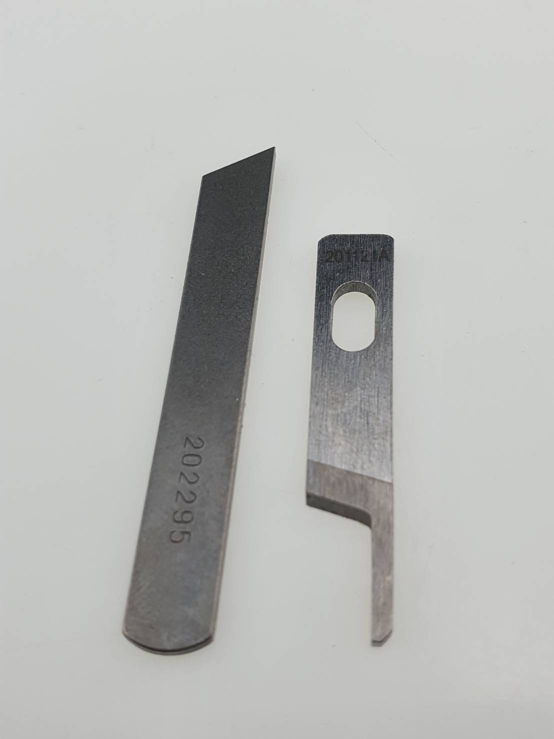 ใบมีดจักรโพ้งสำหรับจักรโพ้งอุตสาหกรรมแบบสี่ เส้น ติดตั้งได้ทุกรุ่นใช้งานทนผลิตจากเหล็กเนื้อดี