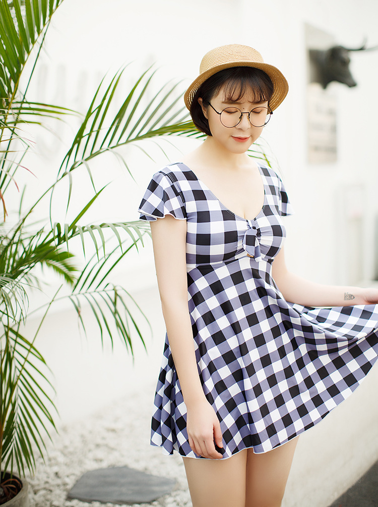 ชุดว่ายน้ำคนอ้วน พร้อมส่ง :ชุดว่ายน้ำไซส์ใหญ่สีดำลายสก็อต แต่งผูกโบว์ด้านหน้า มีกางเกงขาสั้นใส่ด้านในแบบเก๋น่ารักสุดๆจ้า:รอบอก38-46นิ้ว เอว32-44นิ้ว สะโพก38-48นิ้วจ้า