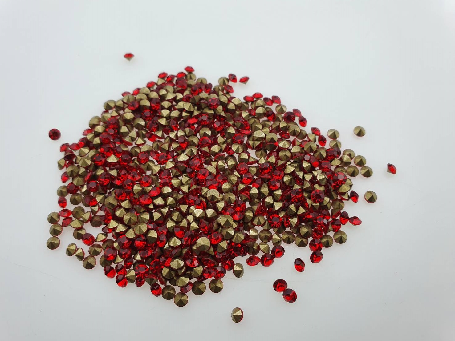 เพชรตูดแหลม เพชรก้นแหลม เพชรเทียม เพชรกระจก เพชรคริสตัล พลอยกระจก สีแดง ขนาดต่างๆ