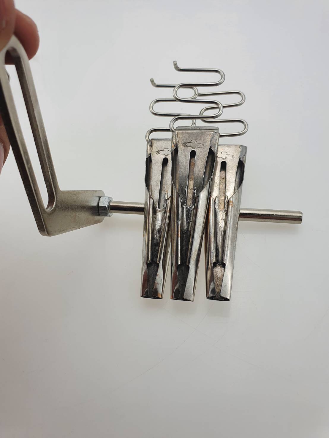 ซองกุ้นแถบผ้า ซองเย็บแถบ ซองกุ๊นแถบ สำหรับจักรดึงยาง จำนวน 3 แถบสามารถปรับความห่างของแถบได้ ใช้งานกับจักรหลายเข็ม