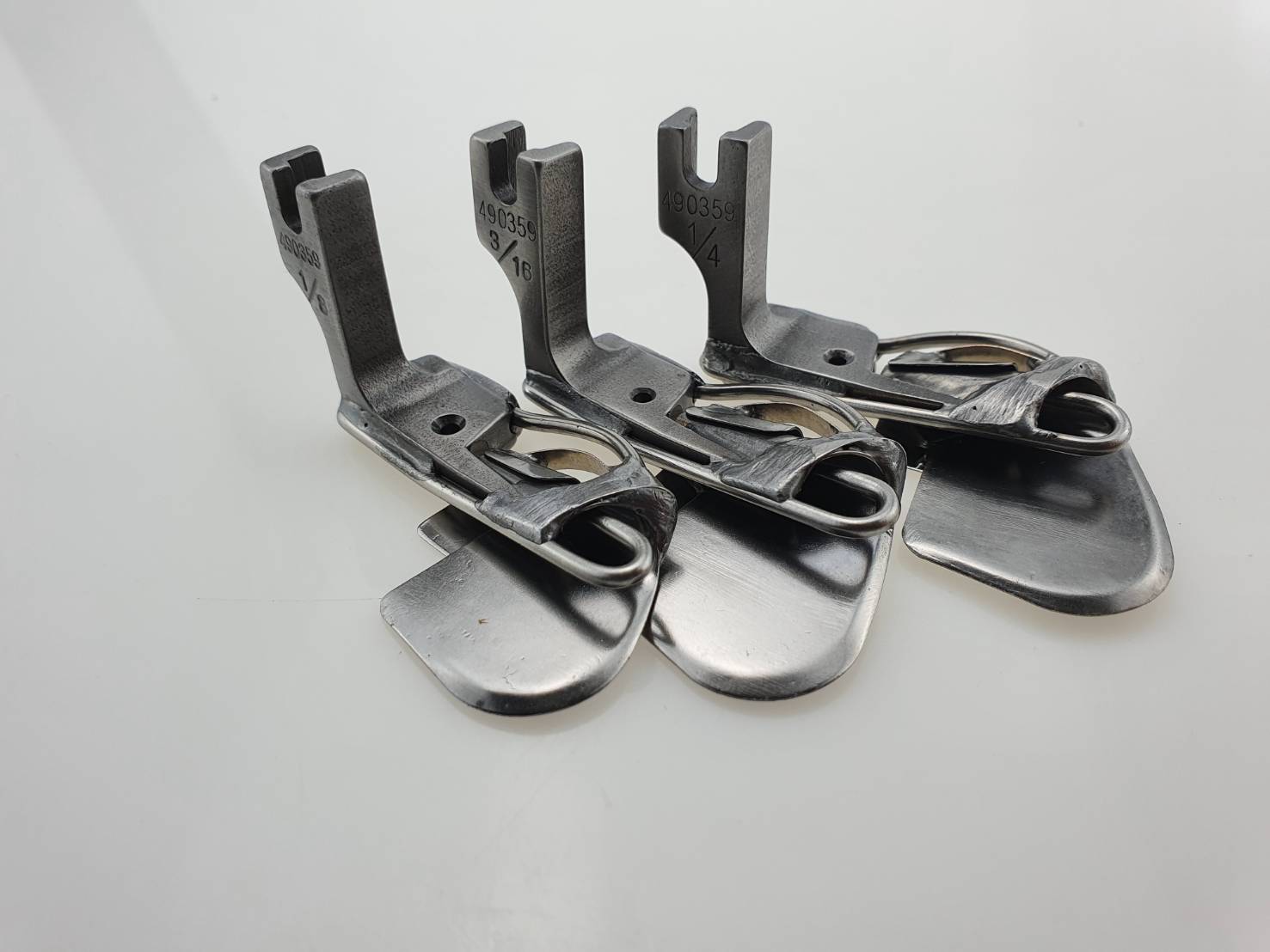 ตีนผีพับริม ตีนผีหลบตะเข็บ แบบพิเศษ ตัวตีนผีสามารถเย็บผ่านตะเข็บชิ้นงานได้ โดยจะมีกลไกล ขยายตัวออกได้